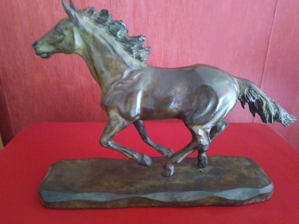 Beautiful heavy horse statue, signed