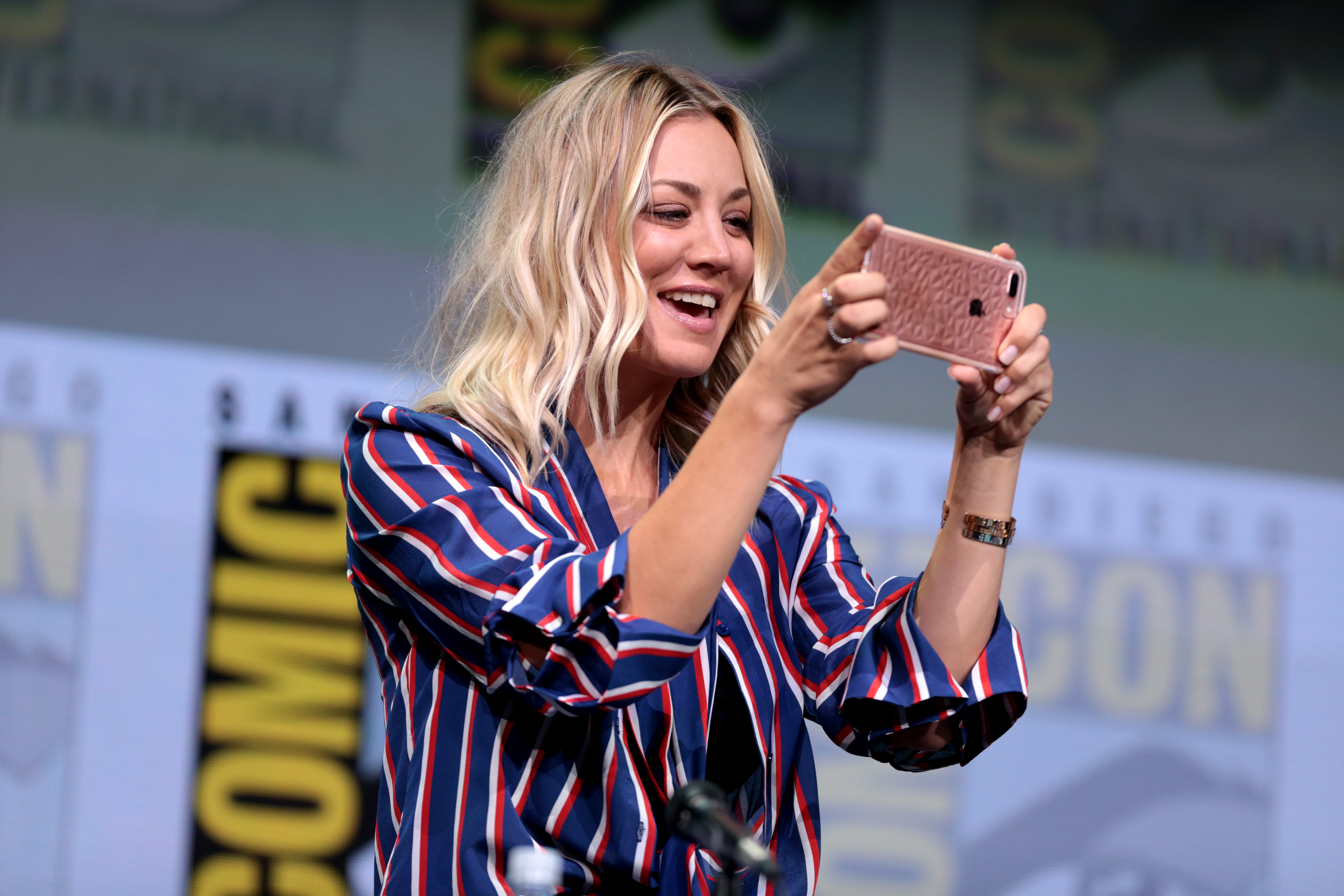 Kaley Cuoco ©Gage Skidmore from Peoria, AZ, United States of America, CC BY-SA 2.0 <https://creativecommons.org/licenses/by-sa/2.0>, via Wikimedia Commons