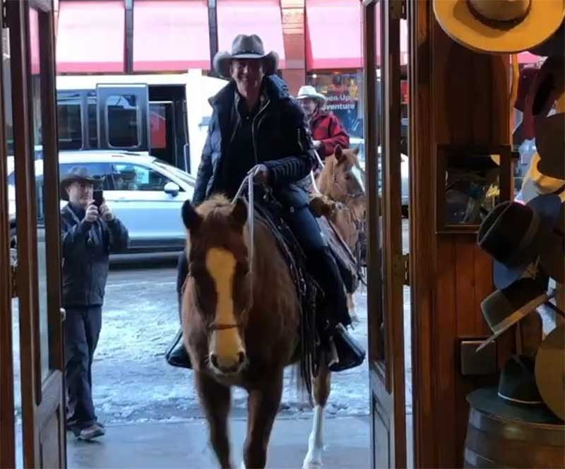 Jeff Bezos rides a horse into a shop in Aspen, Colo. (Instagram screen grab via @kemosabe1990)