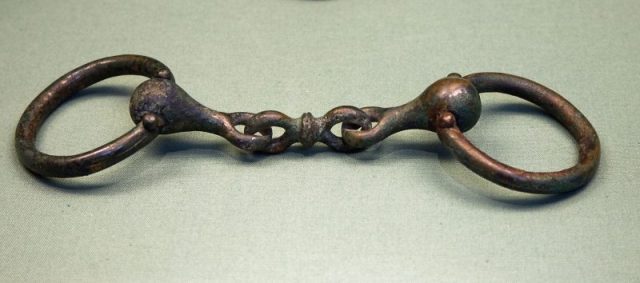 Bronze snaffle bit from the King’s Barrow burial in Yorkshire, now in the British Museum. Tag on exhibit reads: Bronze bridle-bit from the chariot burial known as the King’s Barrow, Arras, East Yorkshire, 200-100 BC. Presented by Sir A. W. Franks. Photo by Ealdgyth CC BY-SA 3.0